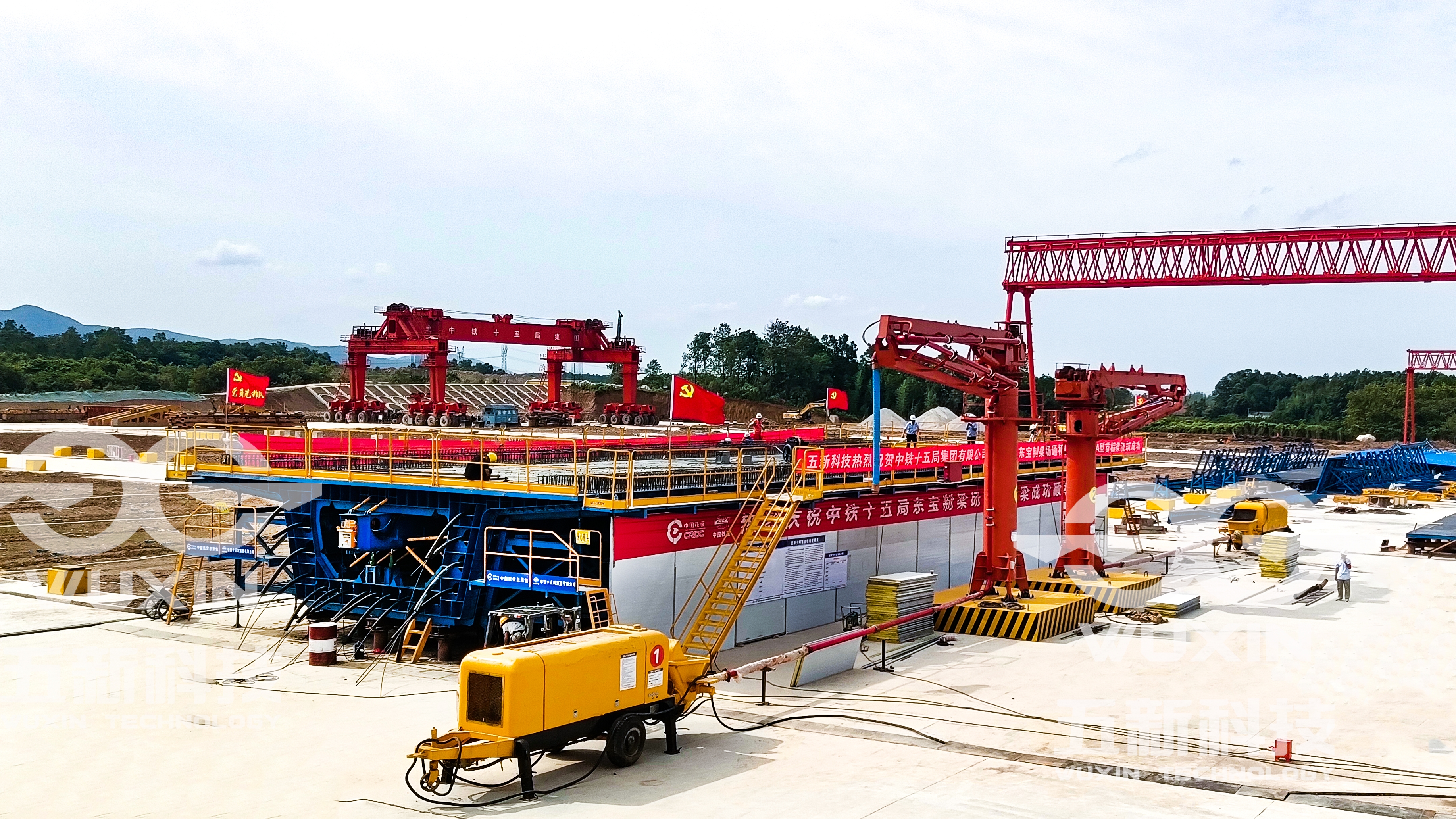 襄荊高鐵東寶梁場首孔箱梁順利澆筑完成 (5)_副本.jpg