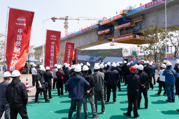 五新服務全程護航:深江鐵路智能懸臂造橋機培訓會成功舉辦