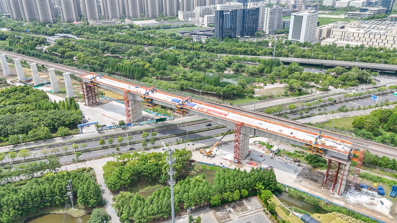 中鐵十局首臺智慧懸臂造橋機完成滬渝蓉高鐵建設(shè)首秀